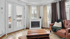 Unclassified image, 3 of 47, button - Nature, Pool Table & Water Access | Le Highland (Saint-Félix-d'Otis)