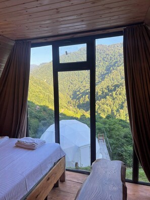 Quarto casal ou duplo conforto, sacada, vista para a montanha | Wi-Fi de cortesia