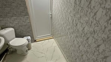 Chambre Double ou avec lits jumeaux, balcon, vue montagne | Salle de bain