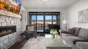 Smart TV, fireplace - New Build w/ Big Mtn Views and Hot Tub (Whitefish)