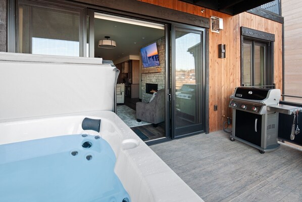 Terrace/patio - New Build Condo! Views of the Mountains! Private Hot Tub and Fireplace! (Whitefish)