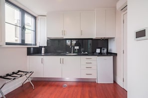 Apartamento superior, vistas a la ciudad | Cocina privada