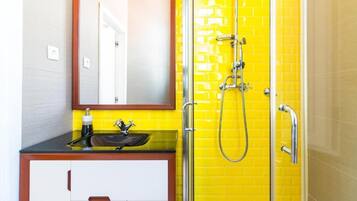 Estudio básico, balcón, vistas a la ciudad | Baño