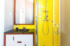 Estudio básico, balcón, vistas a la ciudad | Baño