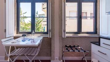 CE - 1 | Cocina privada | Tetera eléctrica y tostadora