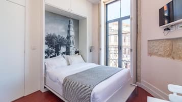 Estudio Deluxe, balcón, vistas a la ciudad | Sistema de insonorización, tabla de planchar con plancha, wifi gratis