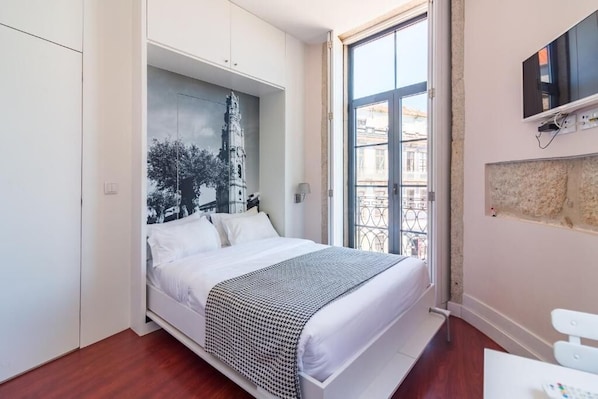 Estudio Deluxe, balcón, vistas a la ciudad | Sistema de insonorización, tabla de planchar con plancha, wifi gratis