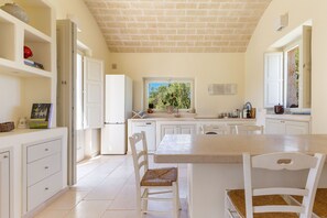 Fridge, oven, stovetop, coffee/tea maker - Casal degli Ulivi by Perle di Puglia (Ostuni)