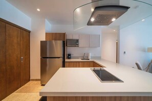 Geladeira, micro-ondas, fogão, cooktop