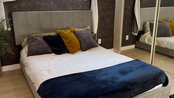 Iron/ironing board, WiFi, bed sheets