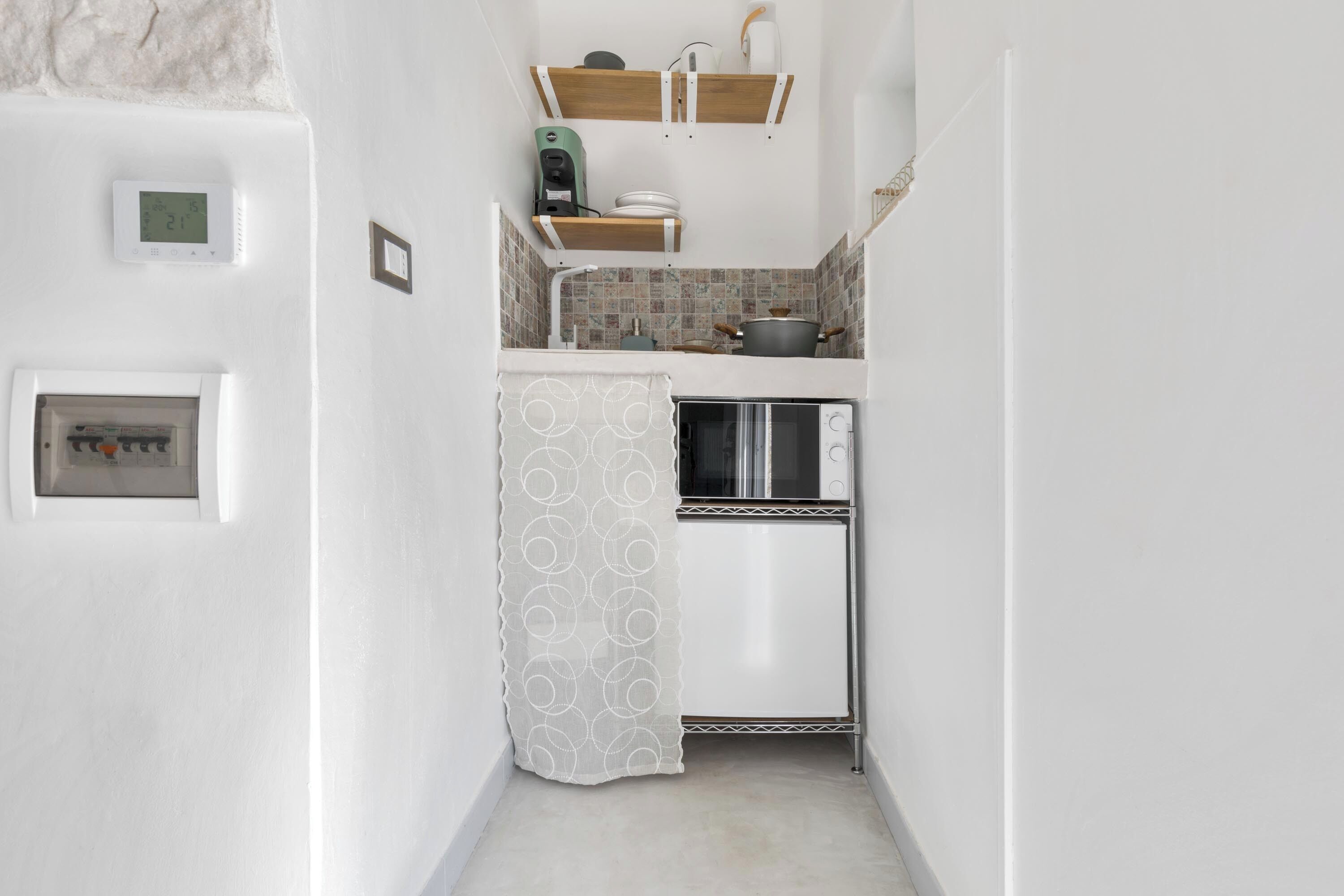 Réfrigérateur, four à micro-ondes, surface de cuisson, cafetière-théière