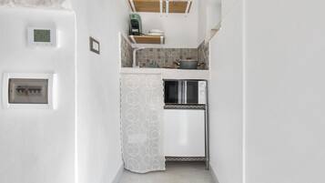 Réfrigérateur, four à micro-ondes, surface de cuisson, cafetière-théière