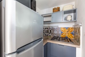 Refrigerador, microondas, parrilla de estufa y cafetera y tetera 