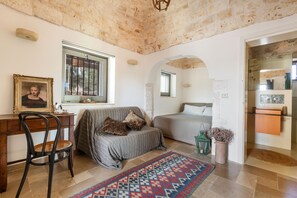 Tabla de planchar con plancha, internet y ropa de cama 