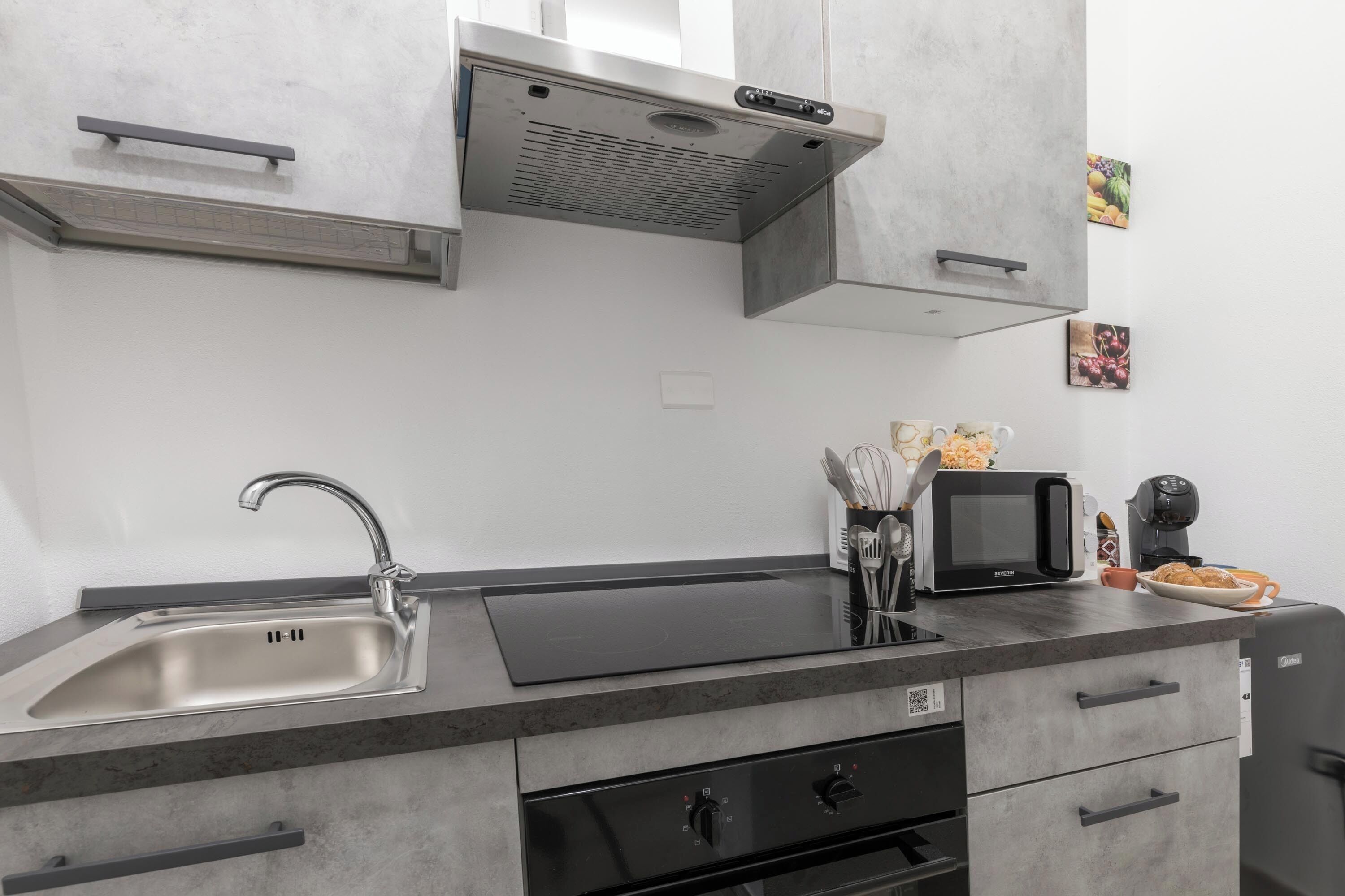 Frigorifero, microonde, forno, piano cottura