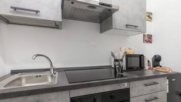 Frigorifero, microonde, forno, piano cottura