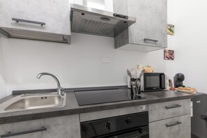 Fridge, microwave, oven, stovetop - Dimora Aurea by BarbarHouse (Oria)