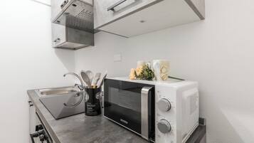 Frigorifero, microonde, forno, piano cottura