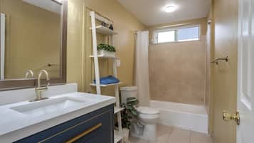 Haartrockner, Handtücher, Seife, Toilettenpapier