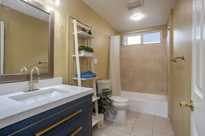 Haartrockner, Handtücher, Seife, Toilettenpapier