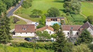 Una zona residencial con casas, piscina y una calle.