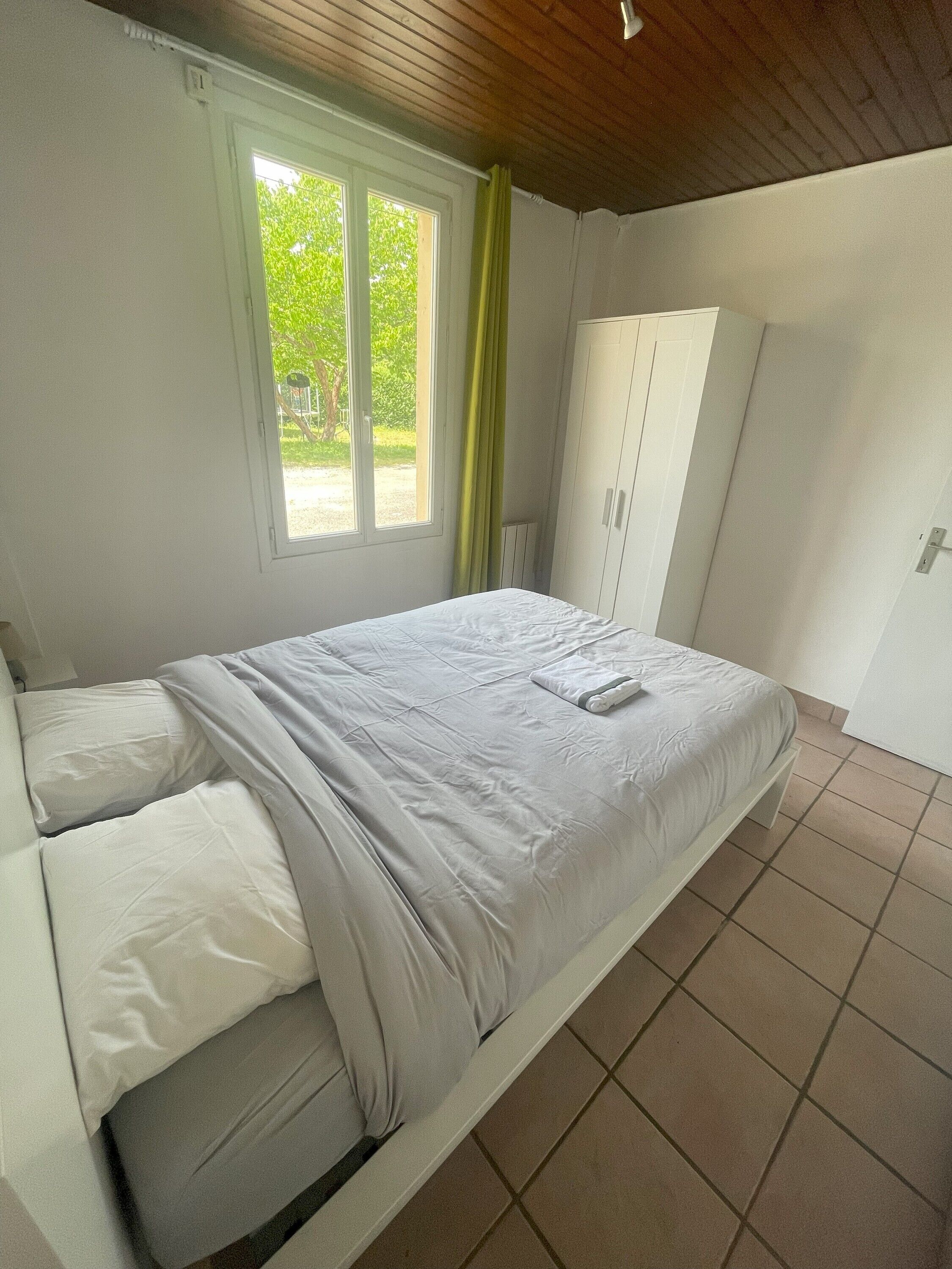 3 slaapkamers, een strijkplank/strijkijzer, wifi, rolstoeltoegang