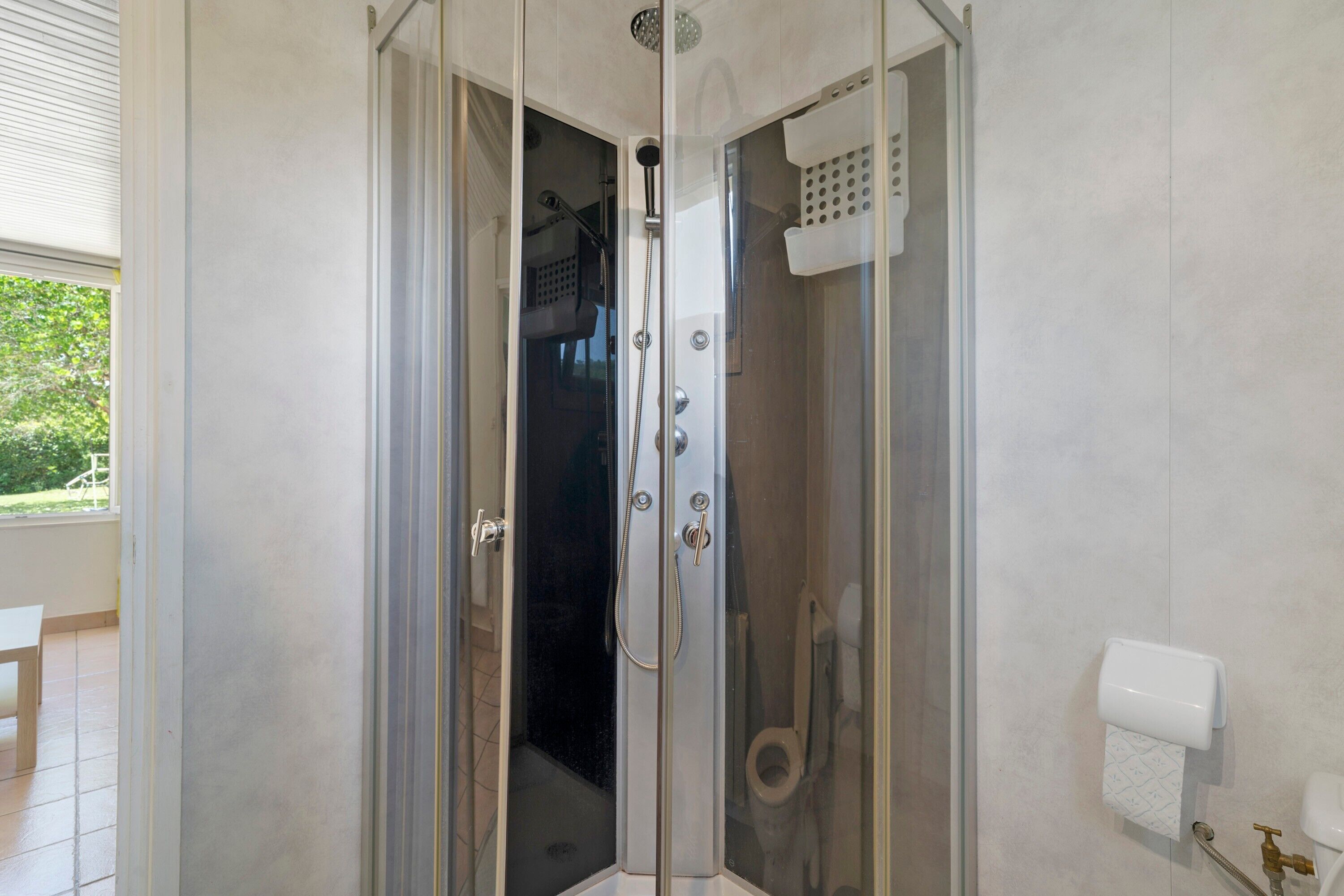 Douche, sèche-cheveux