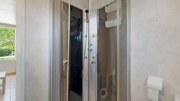 Douche, sĂšche-cheveux