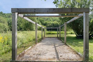 A wooden pergola structure with a gravel pathway leading to a grassy area. - Holiday Home La Mailleraie - L'étang with Shared Pool, Private Terrace & Wi-Fi (Valojoulx)