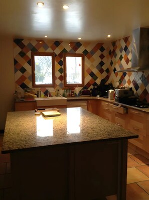 Private kitchen - Bed and Breakfast 'Chambre Asphodeles' with Mountain View, Shared Terrace and Wi-Fi (Guchen)