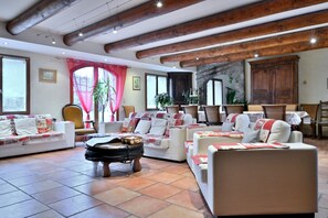 Interior - Bed and Breakfast 'Chambre Asphodeles' with Mountain View, Shared Terrace and Wi-Fi (Guchen)