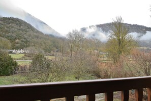 Property grounds - Bed and Breakfast 'Chambre Edelweiss' with Mountain View, Shared Terrace and Wi-Fi (Guchen)