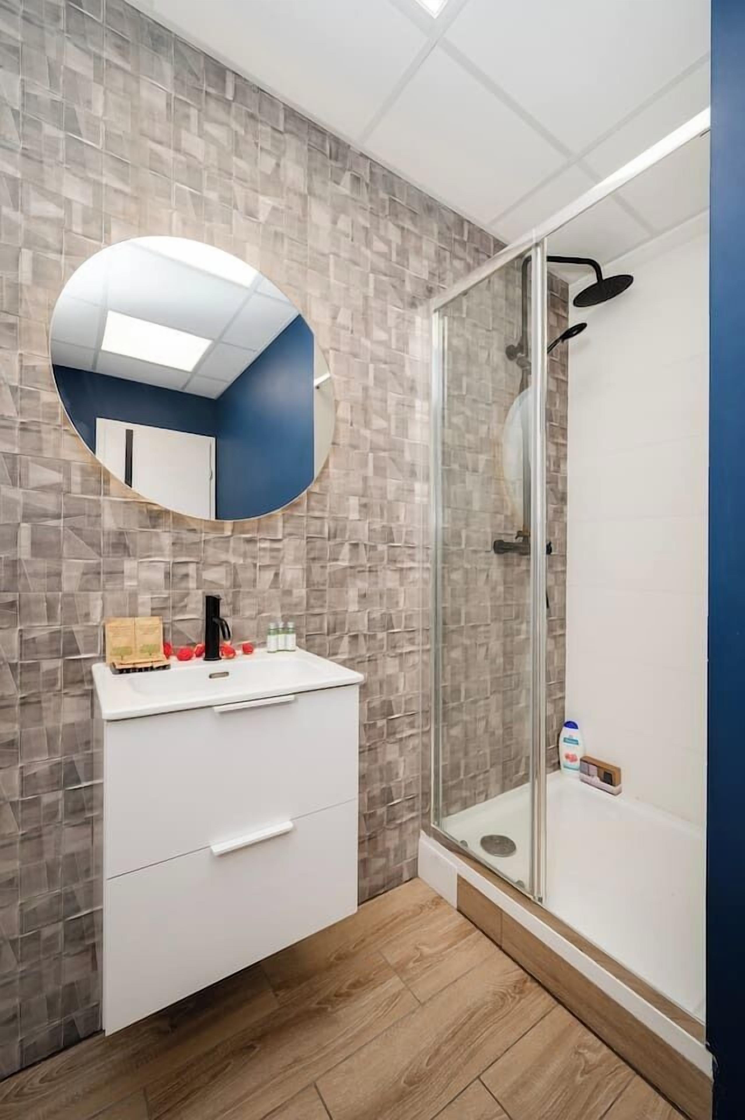 Secador de pelo, toallas