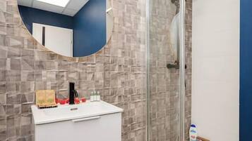 Secador de pelo, toallas