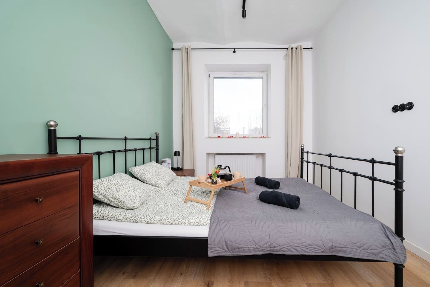 Tabla de planchar con plancha, wifi y ropa de cama 