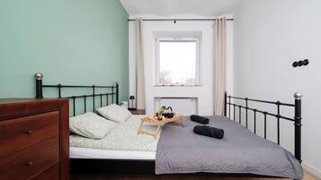 Tabla de planchar con plancha, wifi y ropa de cama