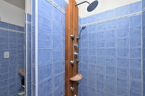 Regadera, secadora de cabello, toallas 