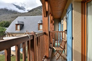 Property grounds - Bed and Breakfast 'Chambre Hellebores' with Mountain View, Shared Terrace and Wi-Fi (Guchen)