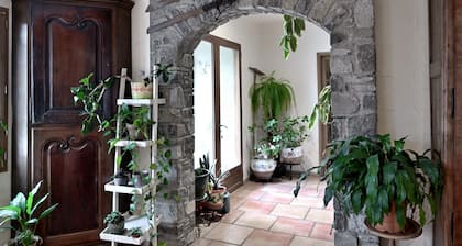 Bed and Breakfast 'Chambre Hellebores' with Mountain View, Shared Terrace and Wi-Fi