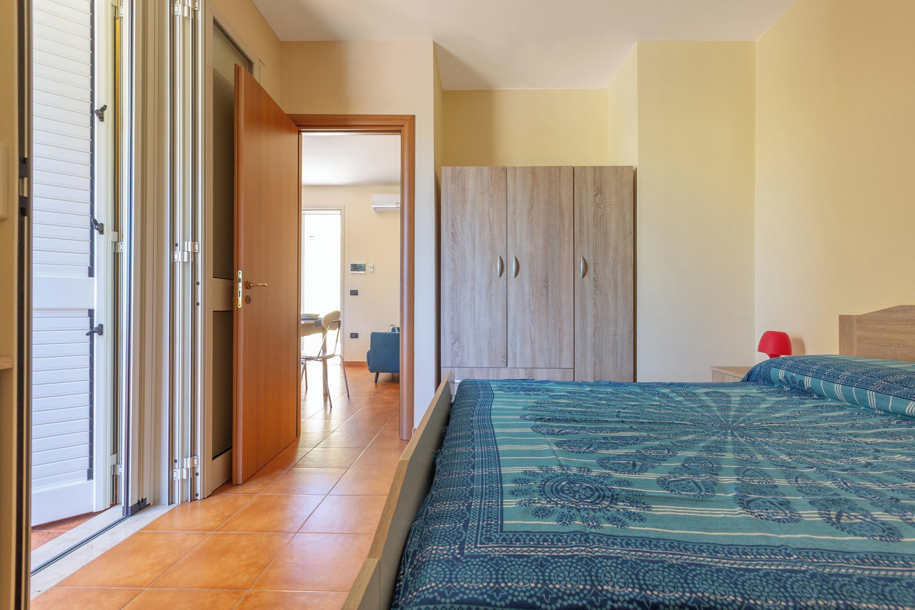 Tabla de planchar con plancha y acceso a internet 