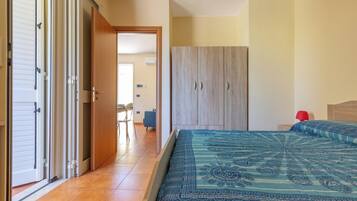 Tabla de planchar con plancha y acceso a internet