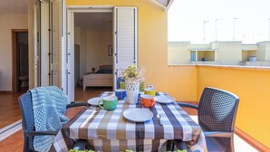 A dining area with a checkered tablecloth, chairs, and a table set for four. - Torre Saracena Loft by BarbarHouse (Melendugno)