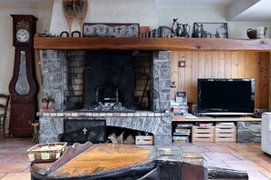 Interior - Bed and Breakfast 'Chambre Rhododendron' with Mountain View, Shared Terrace and Wi-Fi (Guchen)