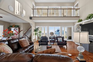TV, fireplace, books, stereo - Beach Diamond - Gulf views, steps to the beach! (Galveston)