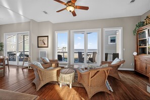 Interior - Beach Diamond - Gulf views, steps to the beach! (Galveston)