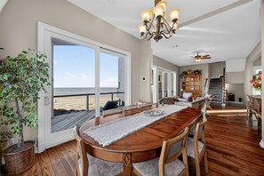 Dining - Beach Diamond - Gulf views, steps to the beach! (Galveston)