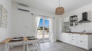 Cafetera/tetera, refrigerador, microondas, utensilios de cocina