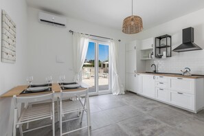 Kühlschrank, Mikrowelle, Wasserkocher mit Kaffee-/Teezubehör