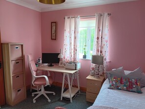 4 habitaciones, escritorio, tabla de planchar con plancha y wifi 