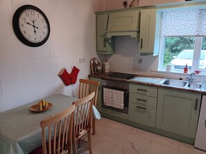 Refrigerador, microondas, horno y tetera eléctrica 